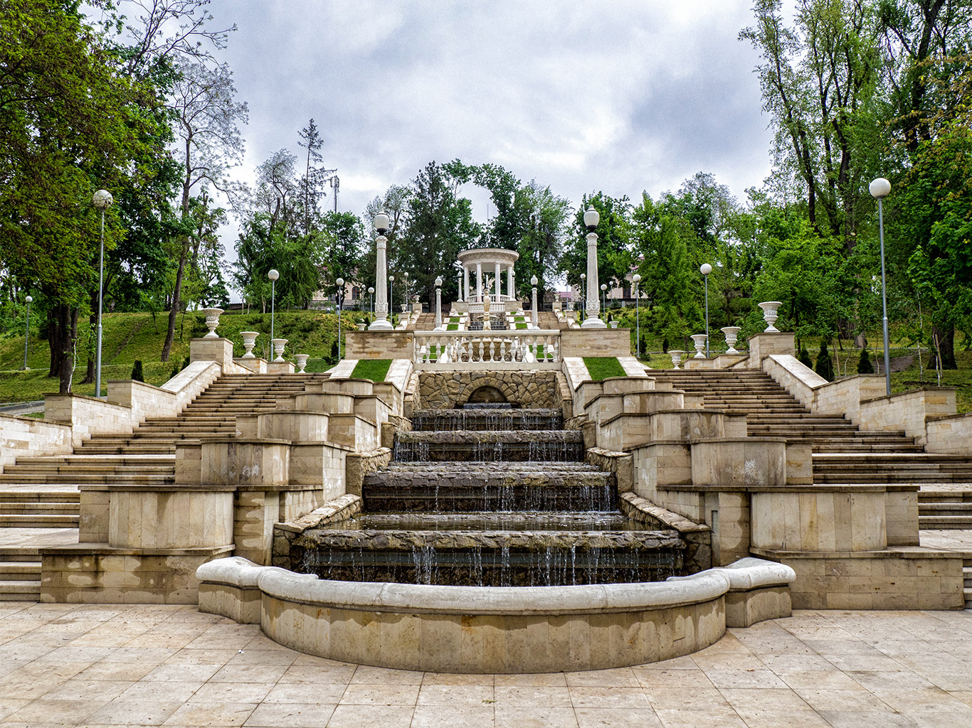 Park Valea Morilor s monumentálním schodištěm s umělým vodopádem