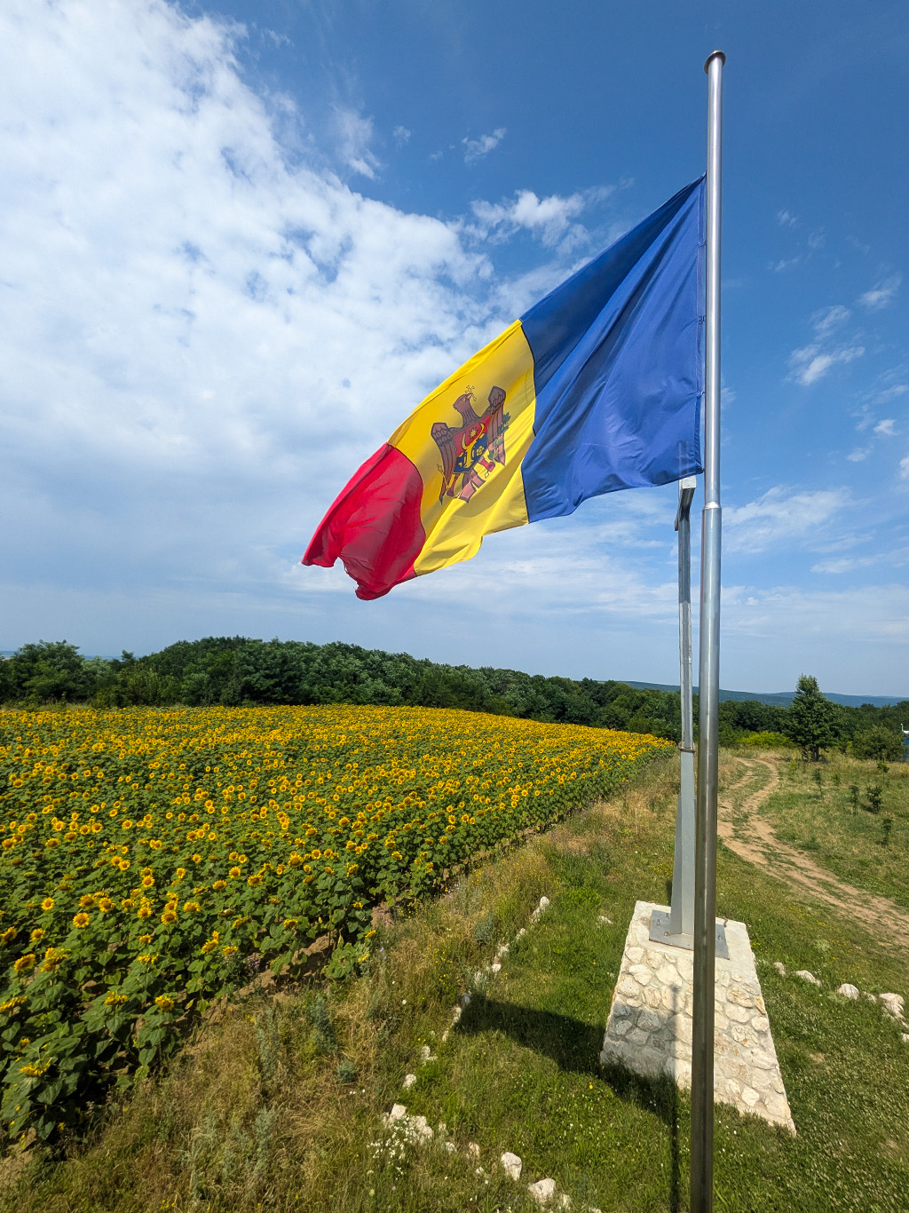 Nejvyšší vrchol Moldavska Dealul Bălăneşti je označen vlajkou
