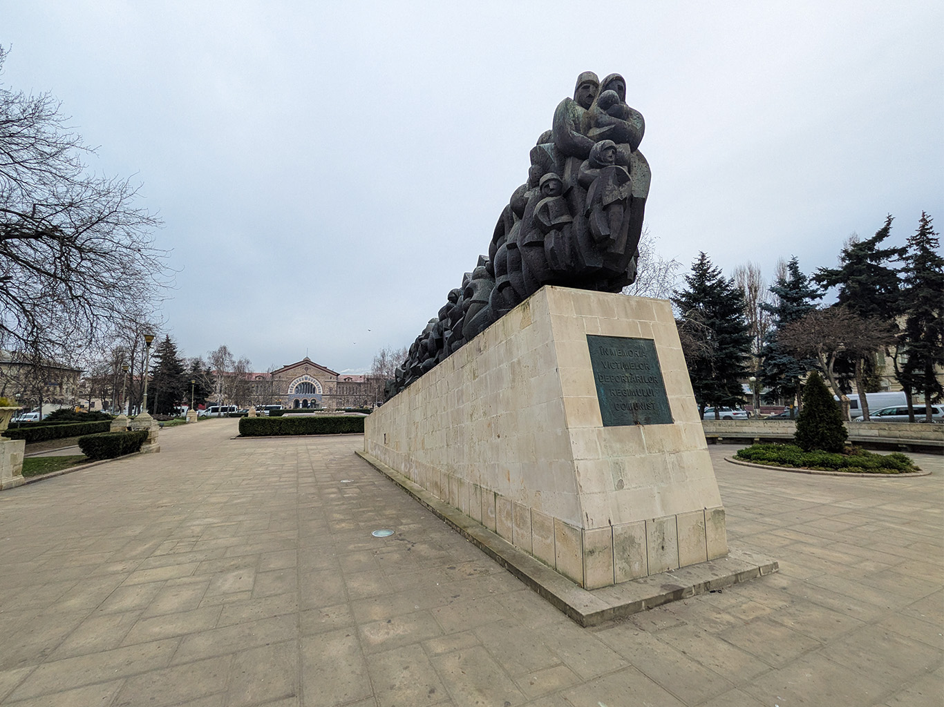 Památník obětem stalinského teroru a deportací před nádražím v Kišiněvě