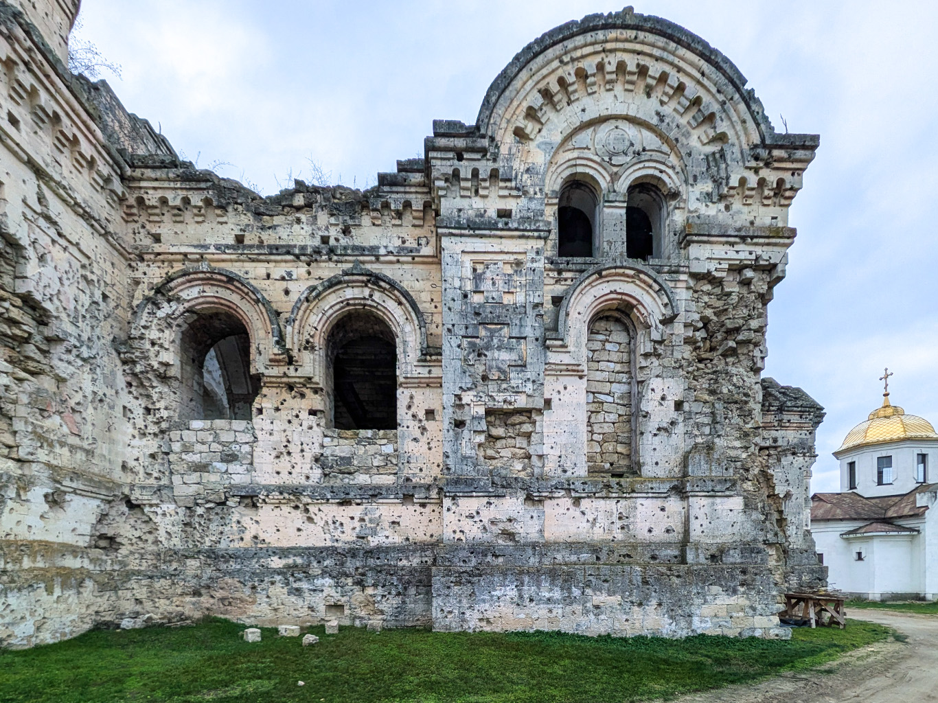 Stopy války na levém břehu Dněstru, rozstřílený chrám v obci Pohrebea