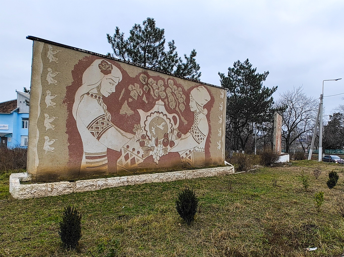 Umělecké ztvárnění sovětského Moldavana u silnice na Tiraspol
