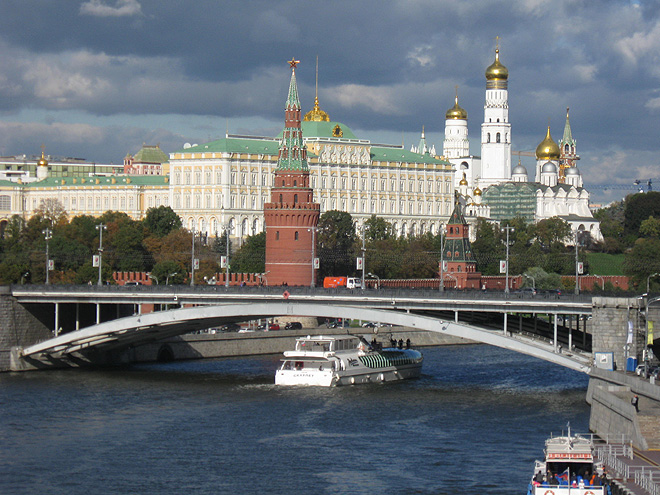 Řeka Moskva a v pozadí Velký kremelský palác a Zvonice Ivana Velikého