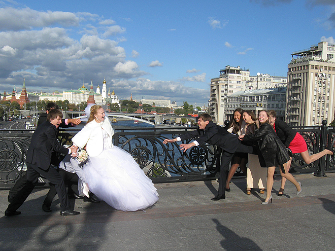 Novomanželé se tradičně fotí u významných míst Moskvy