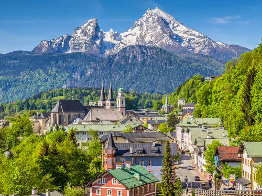 Pohled na bavorský Berchtesgaden a masiv Watzmann