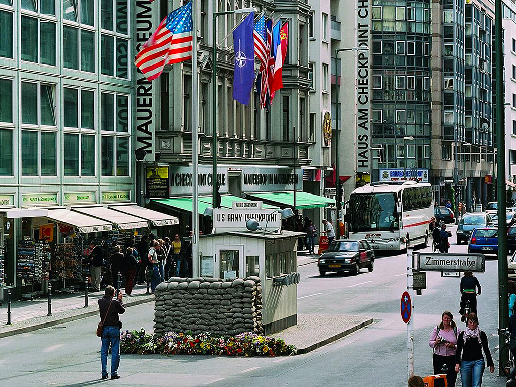 Replika hraničního přechodu Checkpoint Charlie v Berlíně