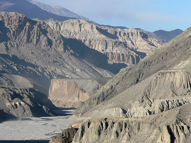 Toto vyschlé údolí vede od Annapuren do království Mustang