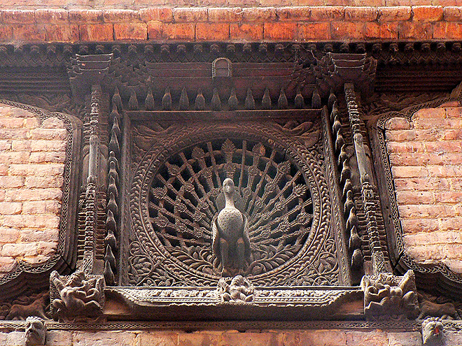 Detailně vyřezávaná okna a dřevěné sošky na chrámech v Bhaktapuru