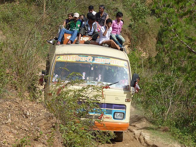 I když je nepálský autobus plný, vždy se najde nějaké řešení