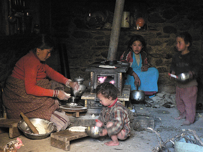 Příprava rodinné večeře probíhá na ohni