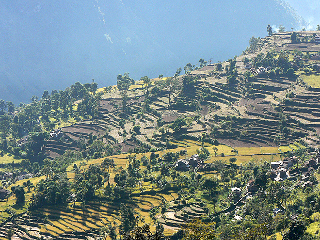 Začátek treku kolem Dhaulagiri vede přes vesničky a terasová políčka