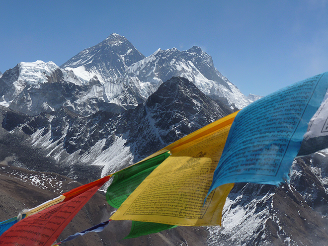 Prostřední špička je Everest a vpravo od něj osmitisícovka Lhotse