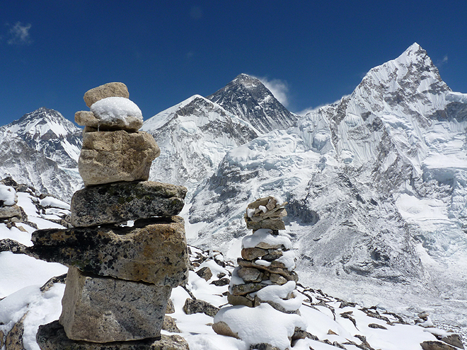 Uprostřed Everest a vpravo sedmitisícovka Nuptse