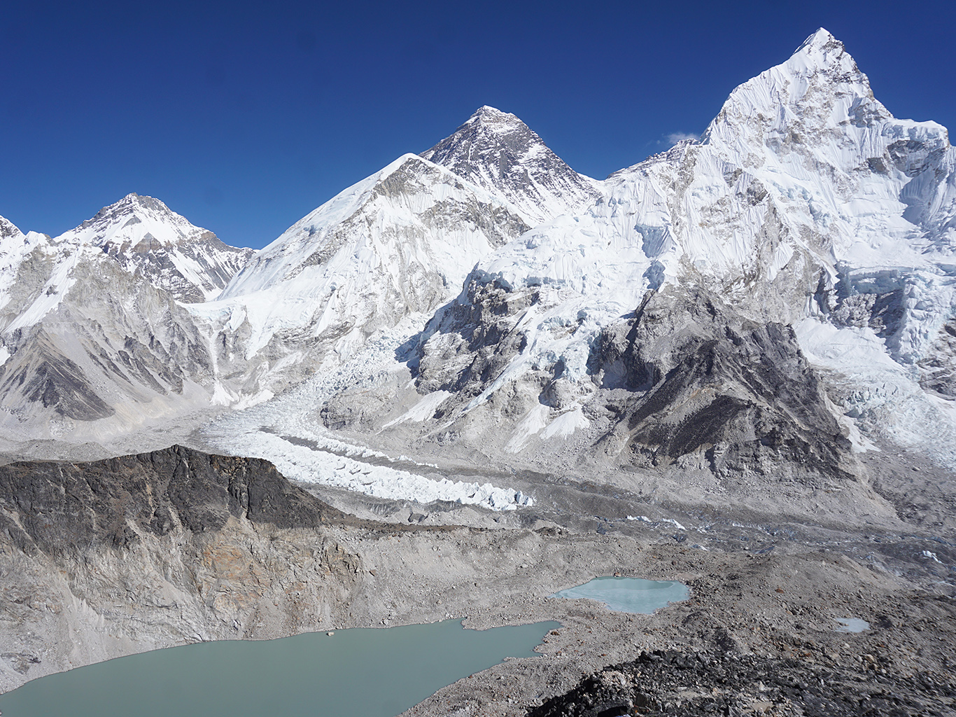 Výhled z Kala Pattaru na pyramidu Everestu, vpravo zub vrcholu Nuptse, vlevo Khumbutse Peak