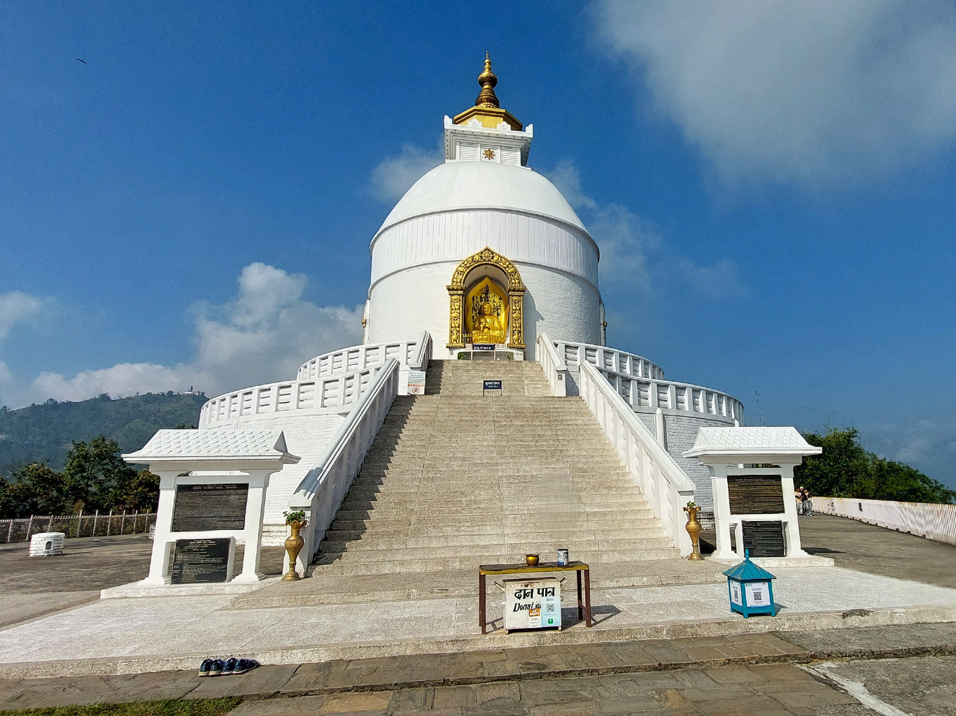 Nad městem Pókhara se tyčí buddhistická Stúpa světového míru