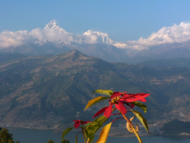 Výhled na jezero Phewa a svatou horu Machapuchare z vyhlídky nad Pokharou
