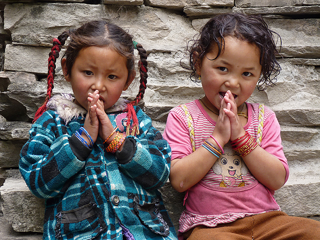 Univerzální pozdrav namasté v podání nepálských dětí