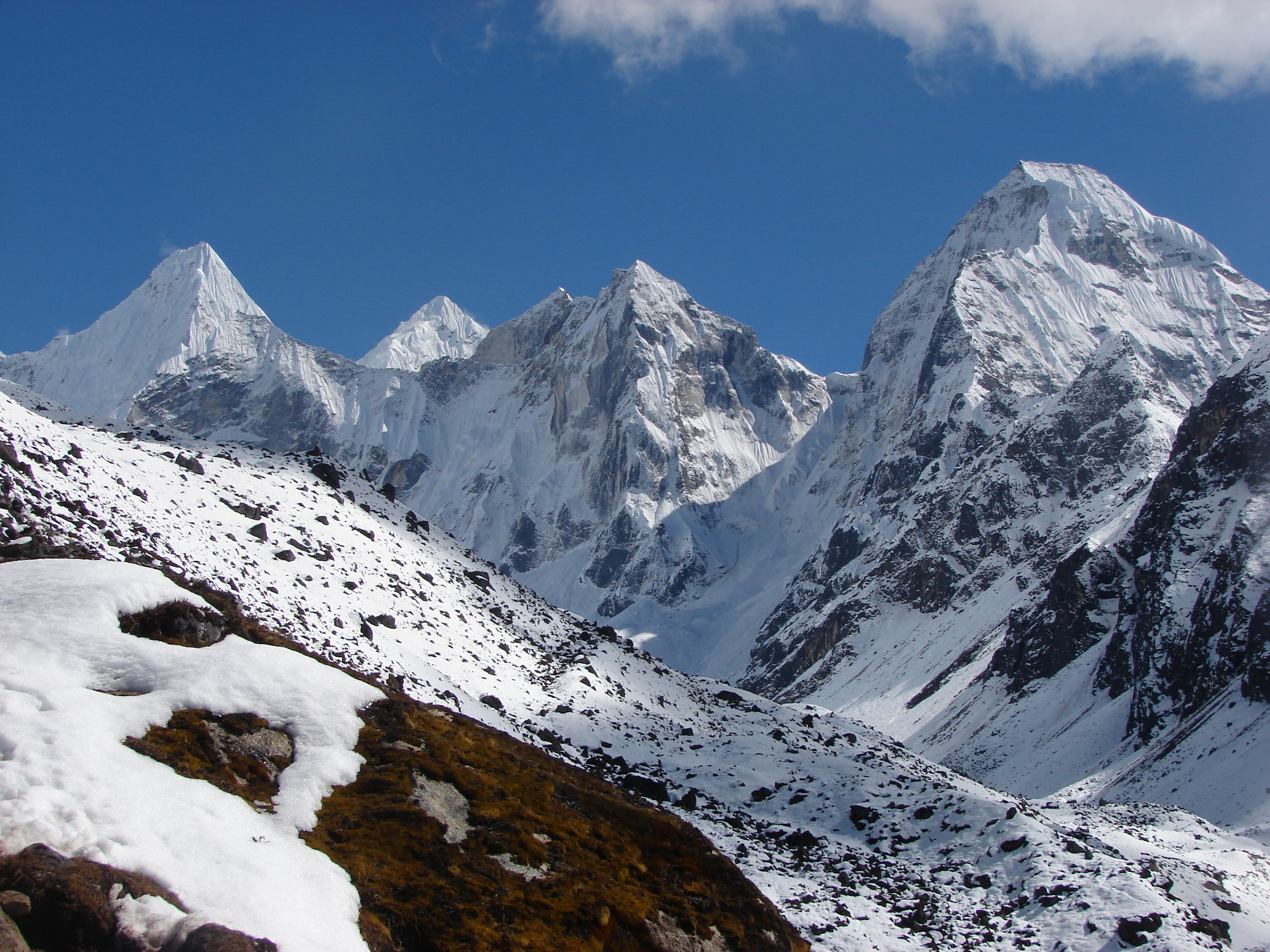 Pohled na zasněžené vrcholy, které jsou součástí NP Sagarmatha