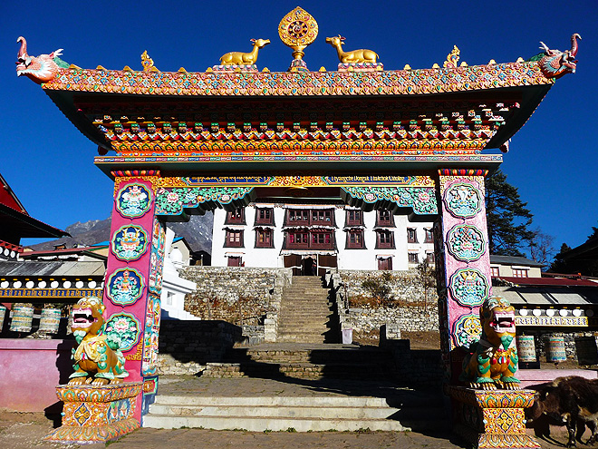 Zdobená brána do buddhistického kláštera Tengboche