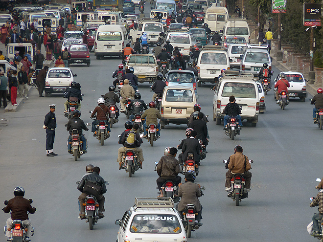 Rušné káthmándské ulice plné motorek