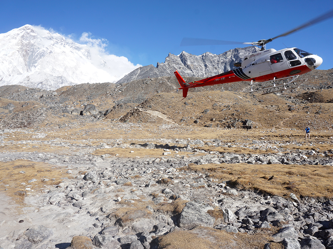 V oblasti Mt. Everestu se to záchranářskými vrtulníky jen hemží