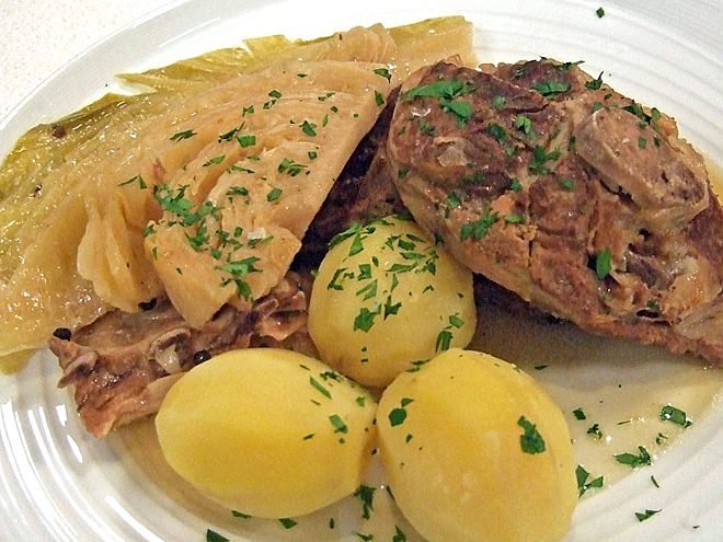 Skopové maso s dušeným zelím Fårikål lze považovat téměř za národní jídlo