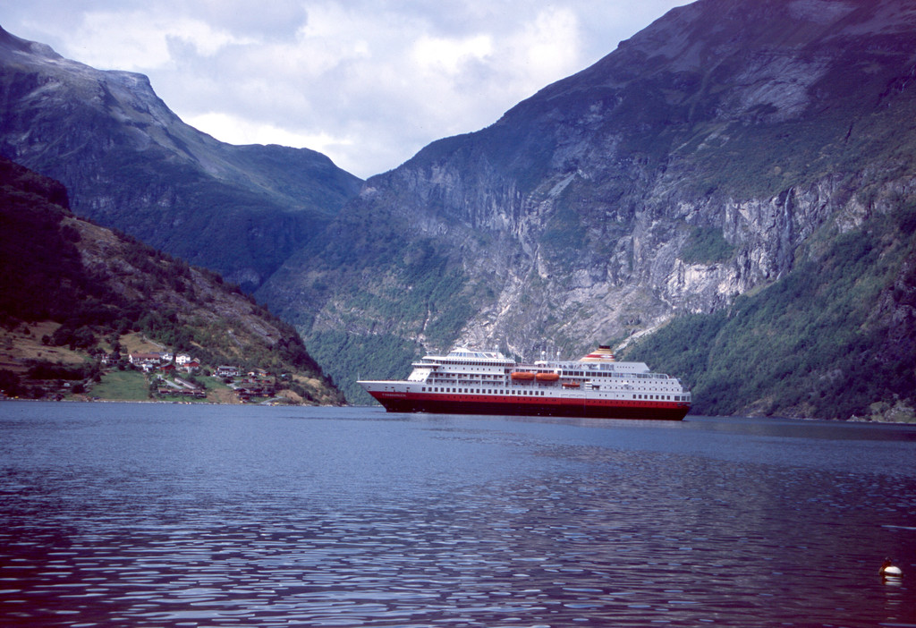Lodě Hurtigruten v létě zajíždějí i do Geirangerfjordu