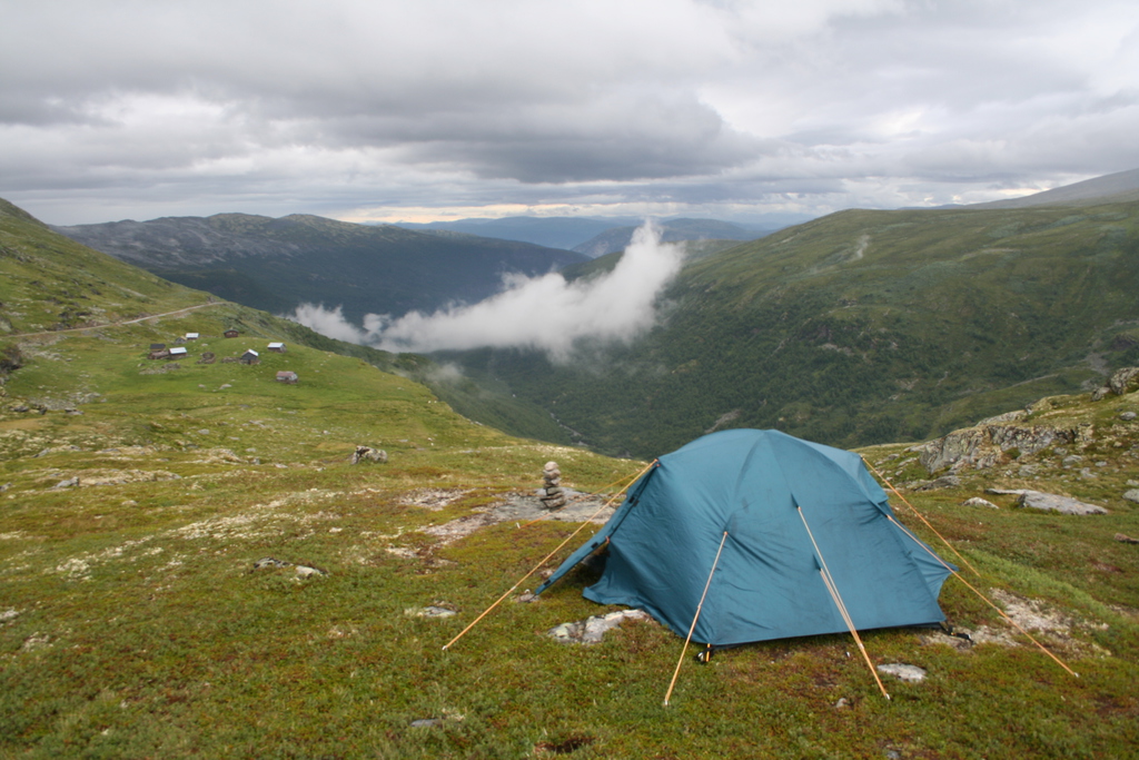 V norských horách si stačí jednoduše najít vhodný plácek pro stan