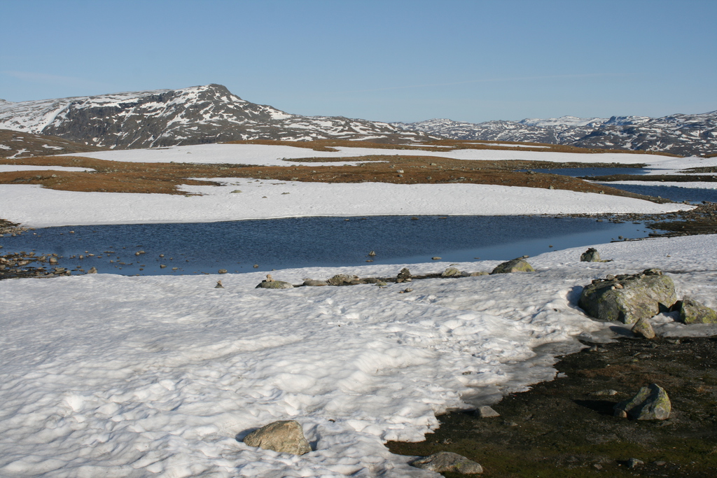 V norských horách leží sníh ještě v červnu