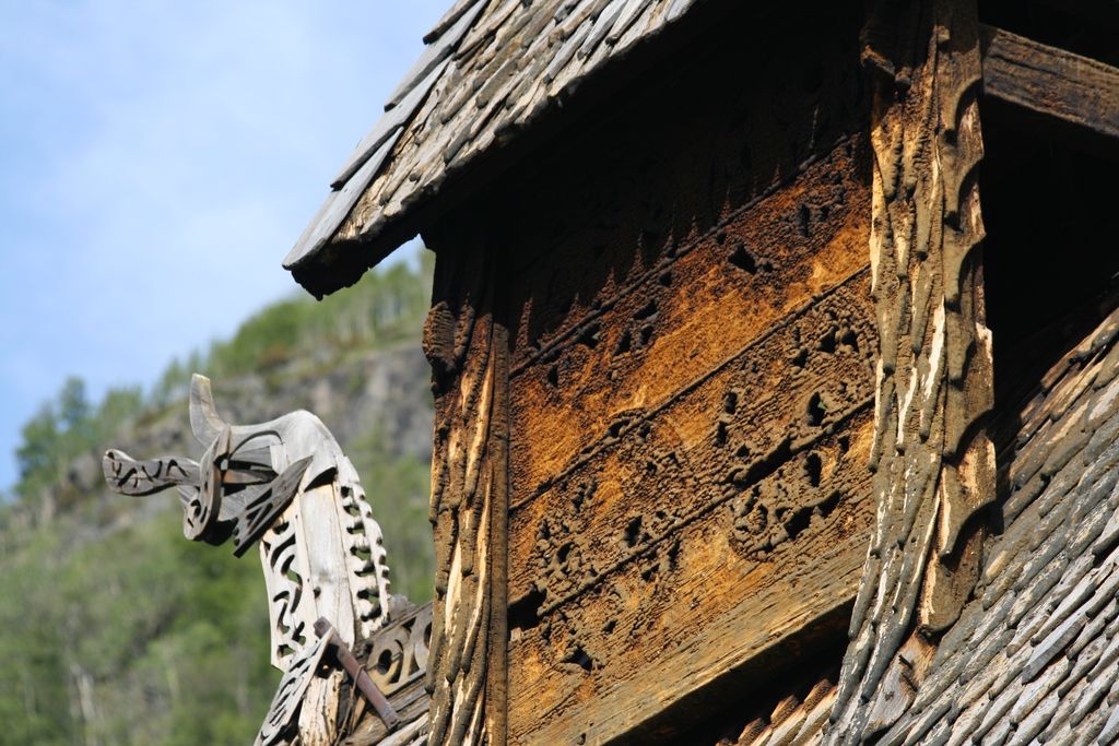 Dřevořezby s vikinskými motivy na kostelíku v Borgundu