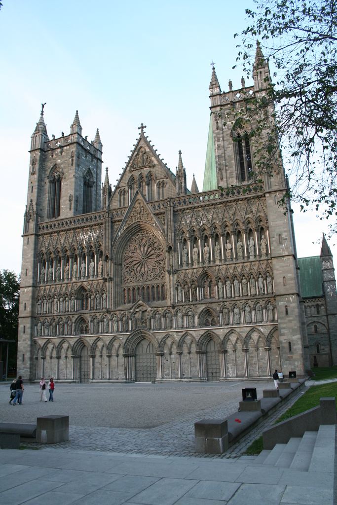Průčelí Nidaroské katedrály v Trondheimu