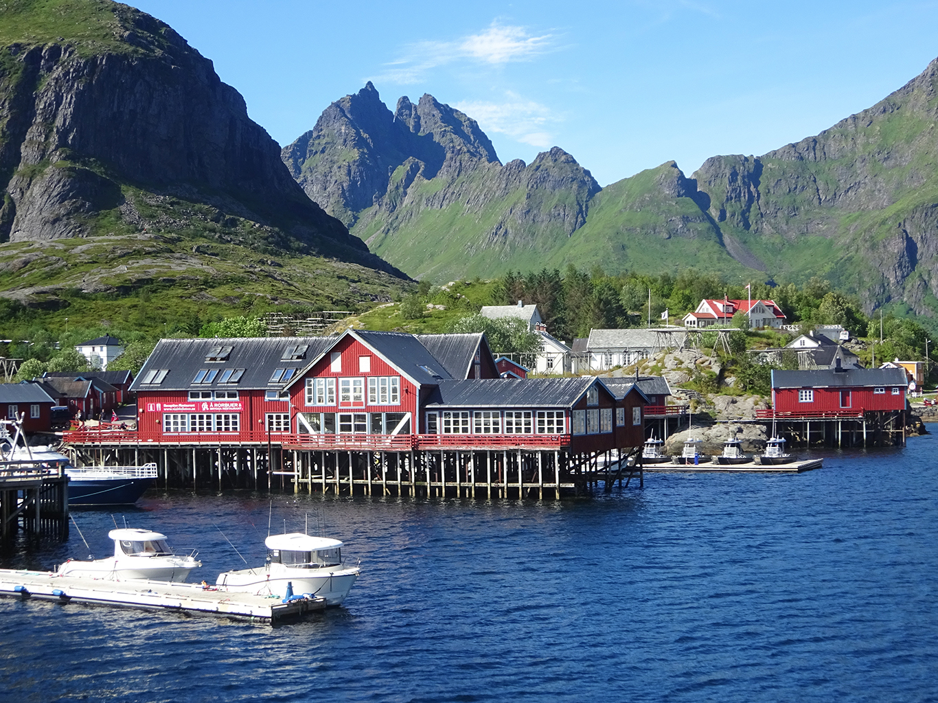 Rybářská vesnička Å na jihovýchodním pobřeží ostrova Moskenesøya