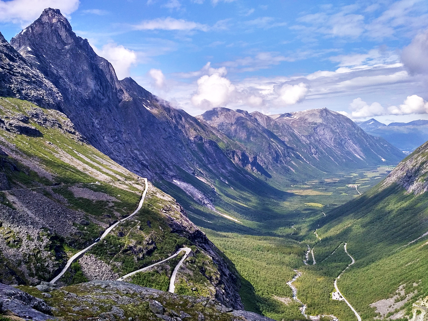 Cesta trollů sklesá v 11 serpentinách 900 metrů a pokračuje údolím Romsdalen