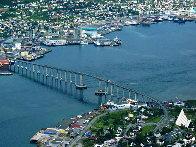 Most spojující město Tromsø s pevninou
