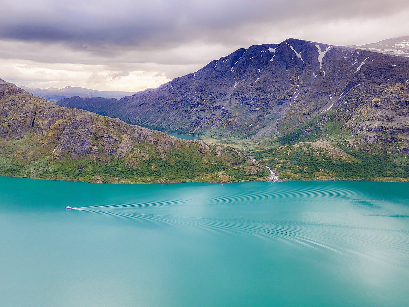 Jezero Gjende patří díky své tyrkysové barvě k nejkrásnějším v Norsku