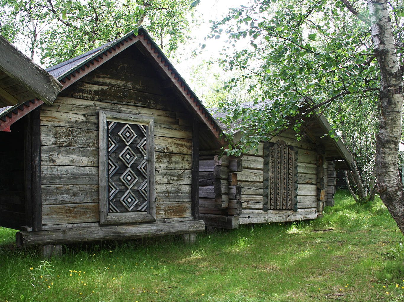 Krásně vyřezávané a zdobené dveře sámského domečku