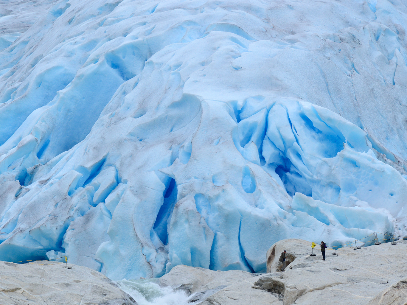 Při pohledu zblízka má splaz Nigardsbreen tyrkysově modrou barvu