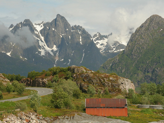 Vrchol Trolltindan tyčící se nad údolím Romsdalen
