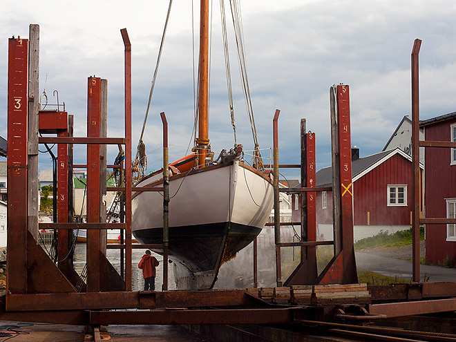Pravidelná údržba lodi na norském venkově