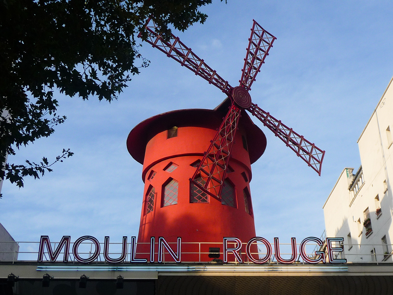 Světoznámý kabaret Moulin Rouge na Montmartru