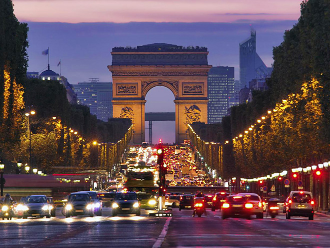 Bulvár Champs-Elysées je nejznámější ulicí v Paříži