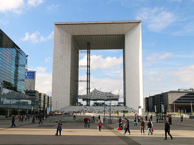 Grande Arche v moderní čtvrti La Défense