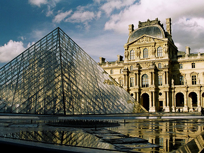 Vstup do proslulého muzea Louvre tvoří prosklená pyramida