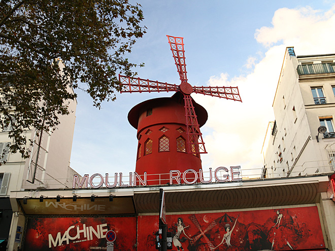 Světoznámý kabaret Moulin Rouge na Montmartru