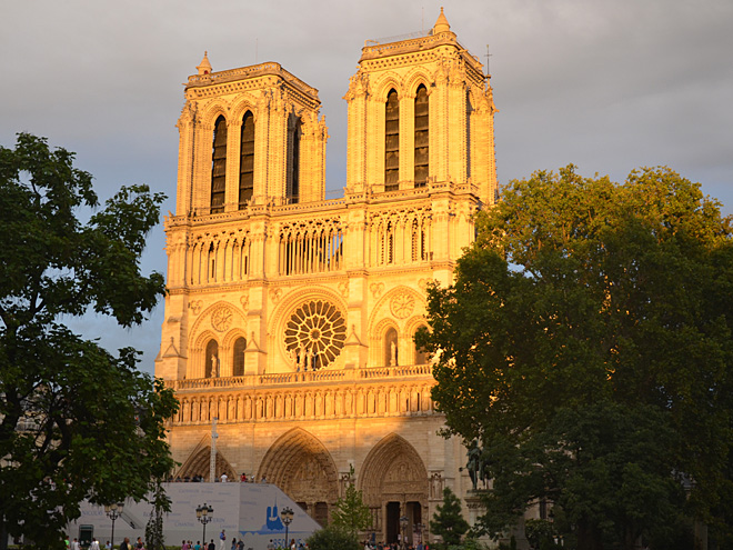Katedrála Notre Dame při západu slunce