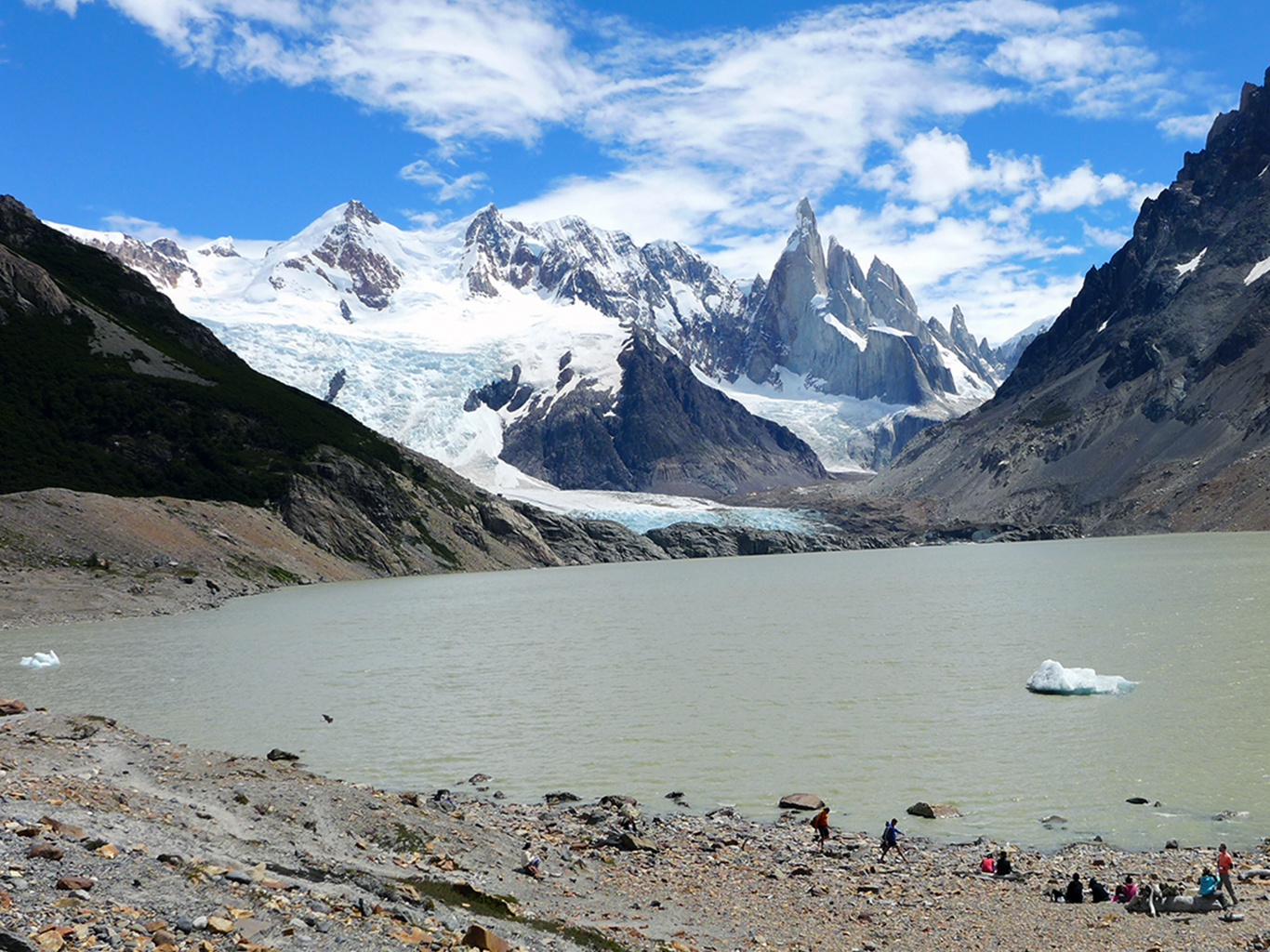 Slavná žulová skalní jehla Cerro Torre na pozadí jezera Torre