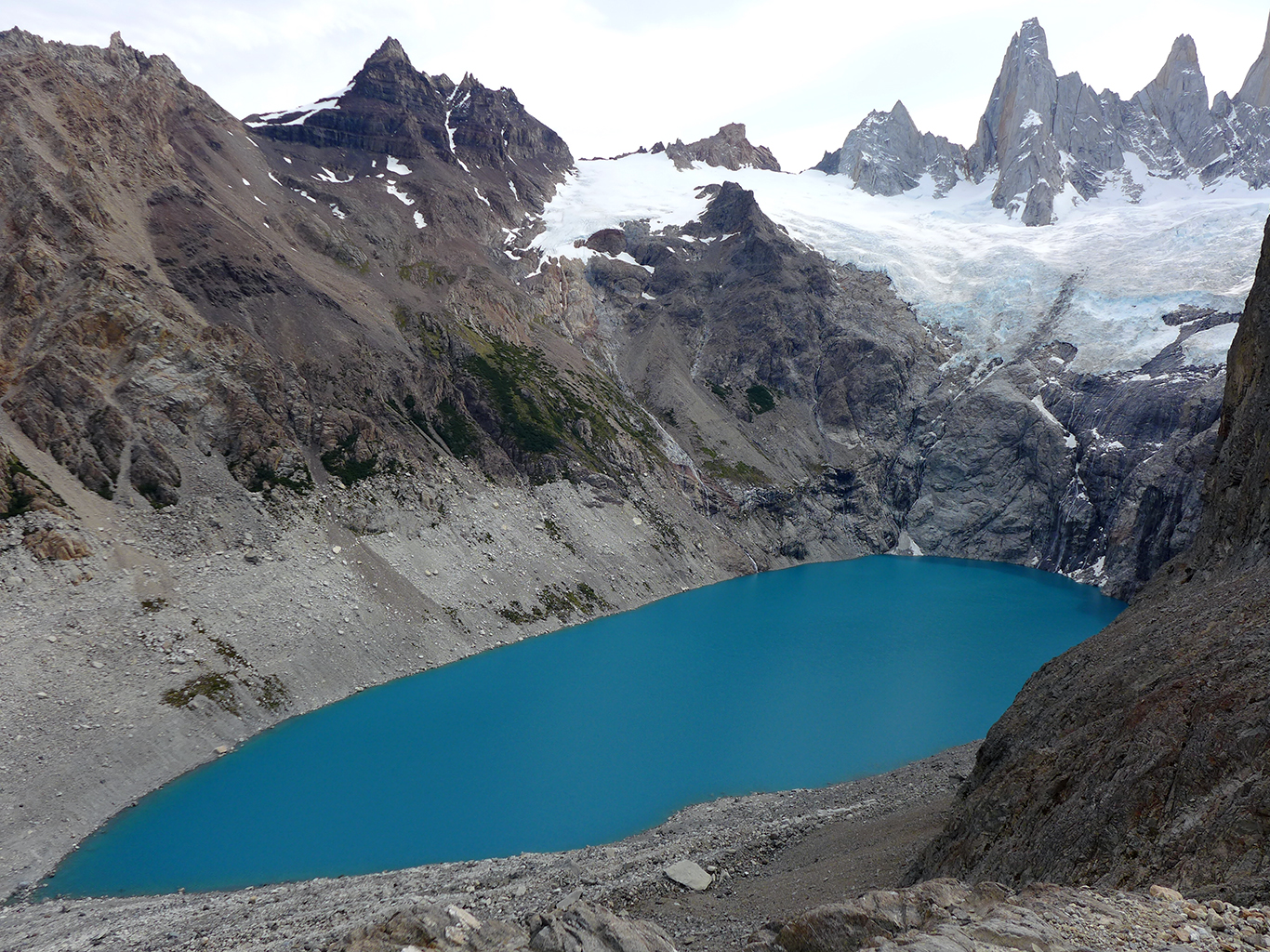 Jezero Sucia pod horou Fitz Roy a jejími sousedními vrcholy