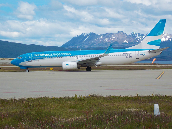 Letadlo společnosti Aerolíneas Argentinas na ranveji v Ushuaia