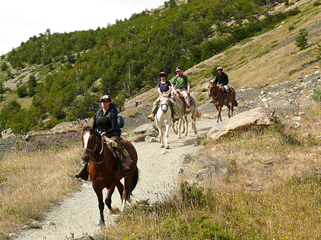 Turisté na vyjížďce na koních