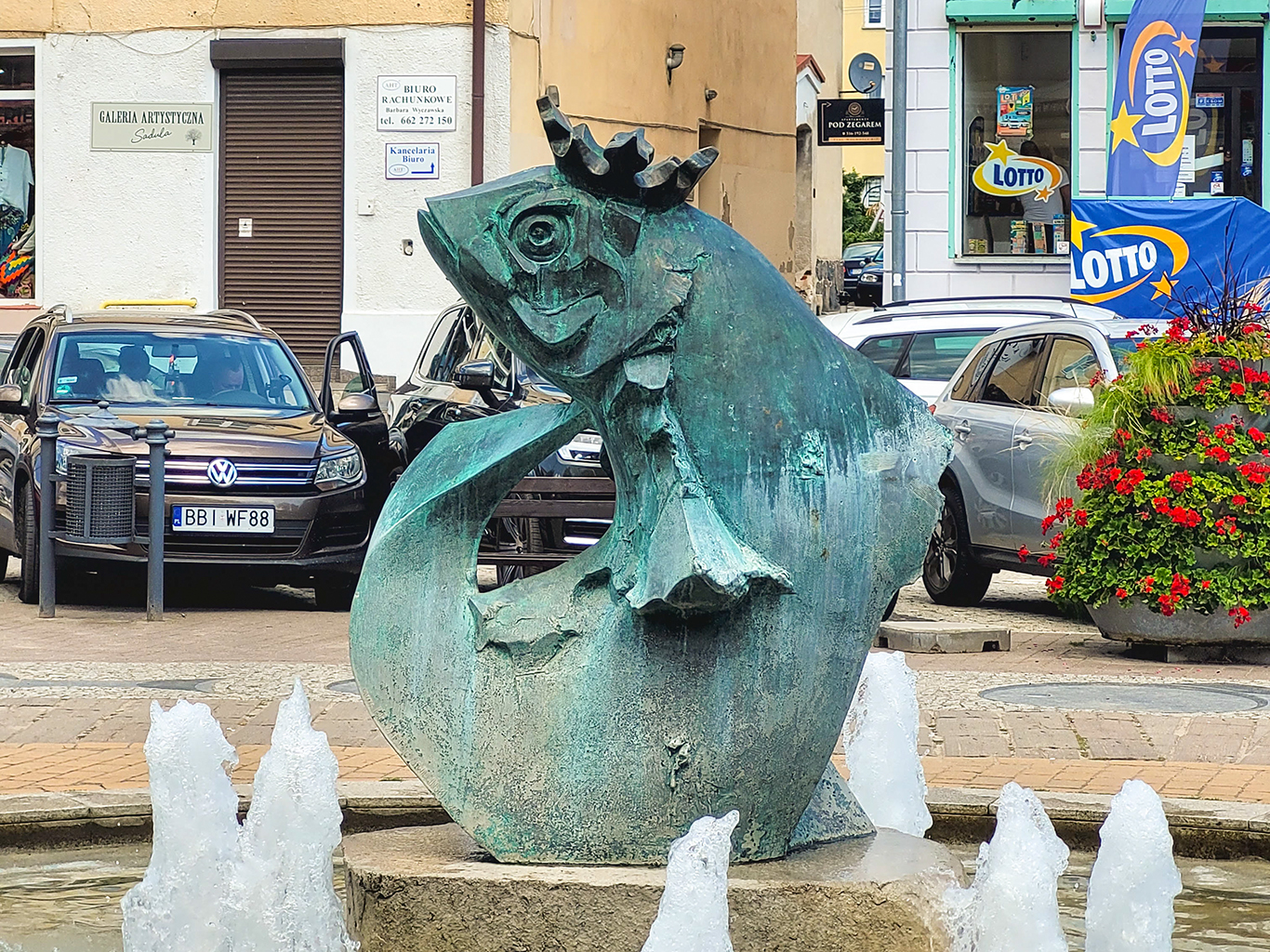 Symbolem města Mikołajki je rybí král Sielaw