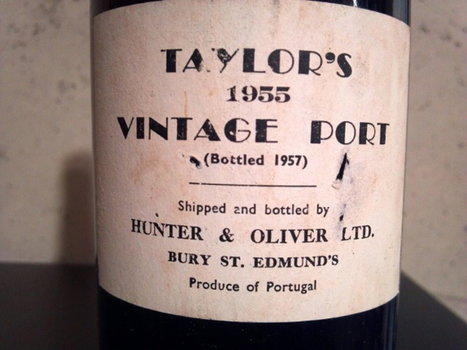 Láhev vína Vintage se otevírá až po 10 až 30 letech
